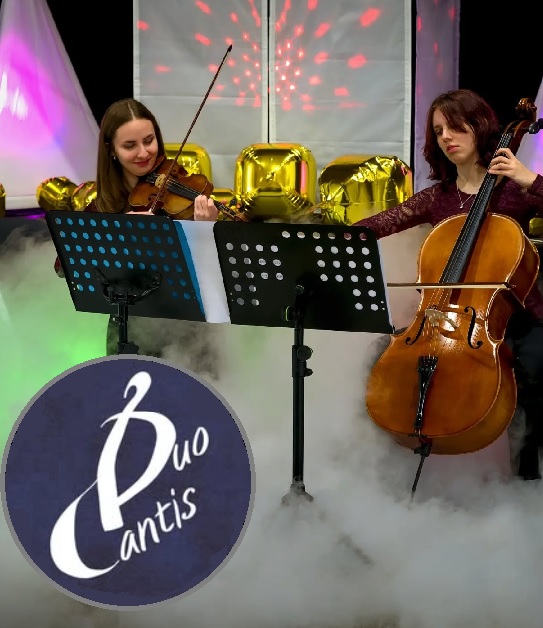 Pokud máte rádi klasickou hudbu, pak neváhejte oslovit tyto mladé dámy. 